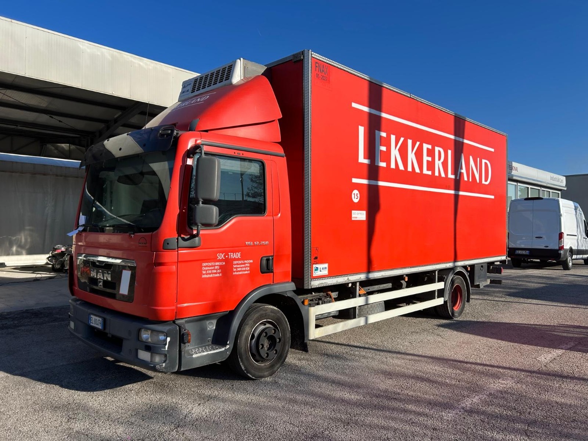 MAN MAN TGM 12.250 ISOTERMICO FNAX CON SPONDA CARICATRICE