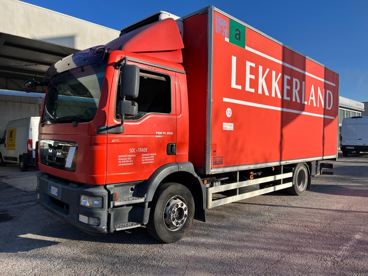 MAN MAN TGM 15.250 ISOTERMICO FNA CON SPONDA CARICATRICE